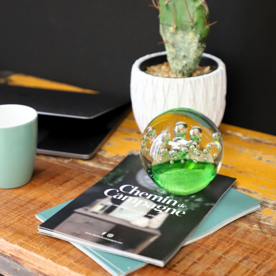 Boule sulfure ronde avec ciel vert