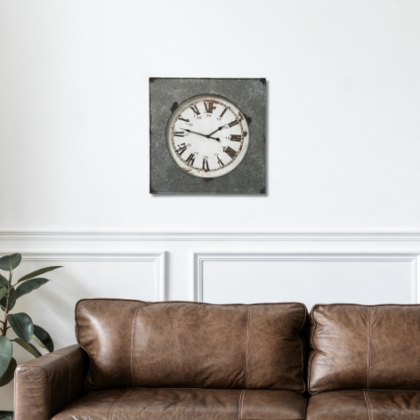 Horloge carrée en zinc gris avec chiffres romains et normaux