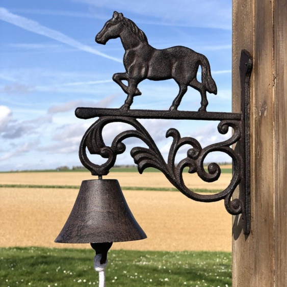 Cloche murale en fonte marron surmontée d'un cheval