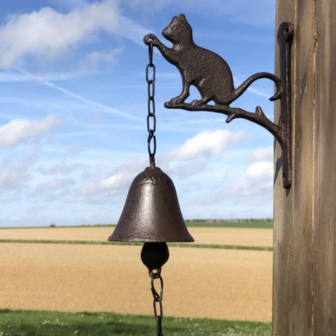 Cloche murale en fonte marron surmontée d'un petit chat