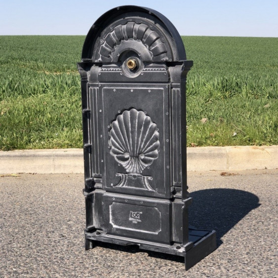 Fontaine "vintage" de jardin en résine noire blanchie et son robinet doré