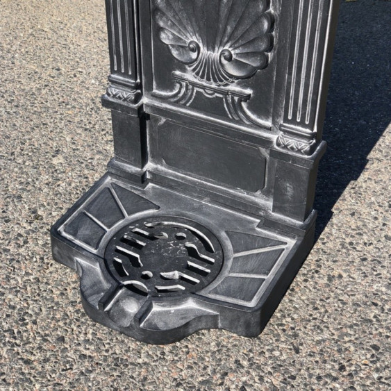 Fontaine "vintage" de jardin en résine noire blanchie et son robinet doré