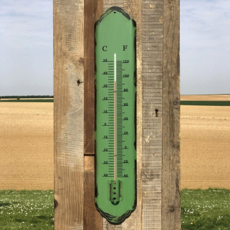 Ce grand thermomètre en métal de couleur Vert patiné