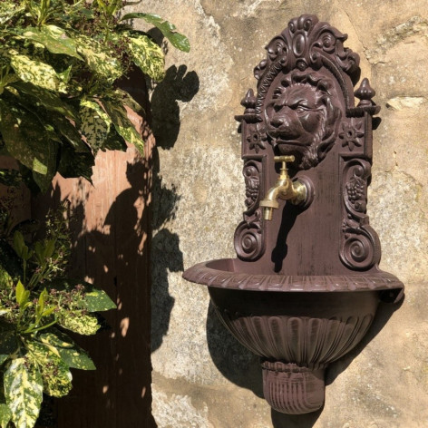 Fontaine murale extérieure en métal marron avec tête de lion