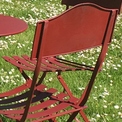 Chaise métal couleur mauve