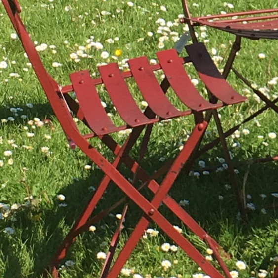 Chaise métal couleur mauve