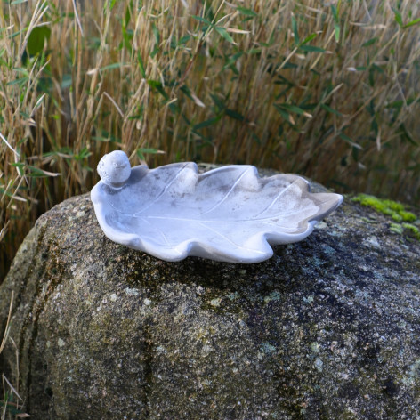 Bain d'oiseaux en ciment Beige "Feuille de Chêne" et son oiseau