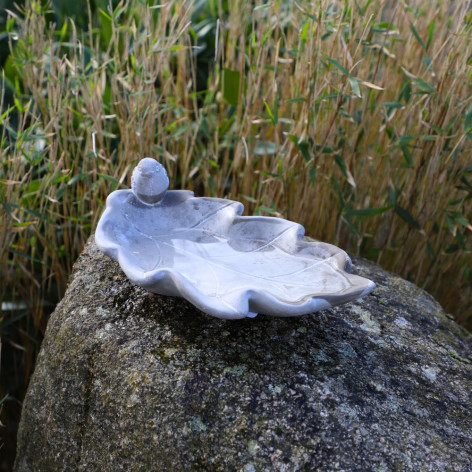 Bain d'oiseaux en ciment Beige "Feuille de Chêne" et son oiseau