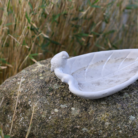 Bain d'oiseaux en ciment Beige "Feuille" et son oiseau