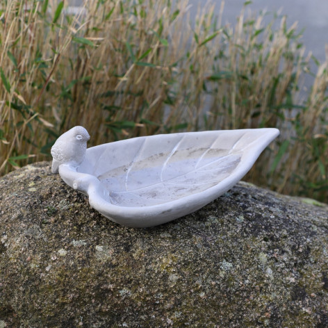 Bain d'oiseaux en ciment Beige "Feuille" et son oiseau