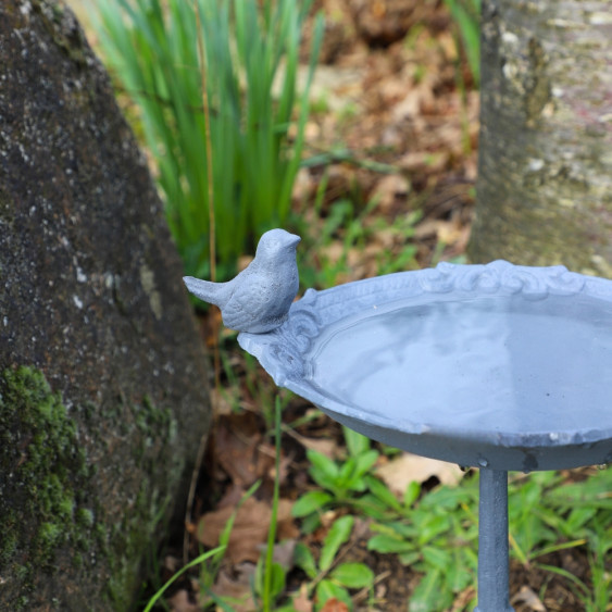 Bain d’Oiseaux sur pied - «Oiseau» en fonte Grise