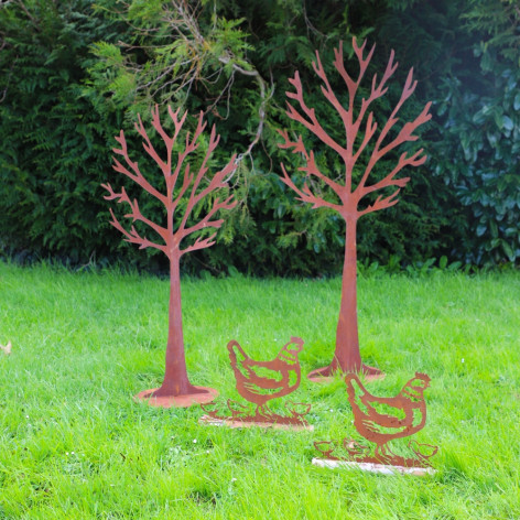 Poule en métal rouillé et ses 3 poussins sur un rondin de bois