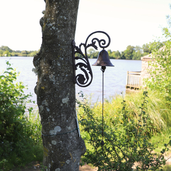 Cloche marron avec accroche murale