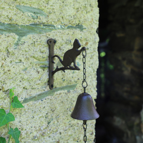 Cloche murale en fonte marron surmontée d'un petit chat