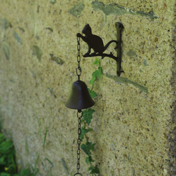 Cloche murale en fonte marron surmontée d'un petit chat