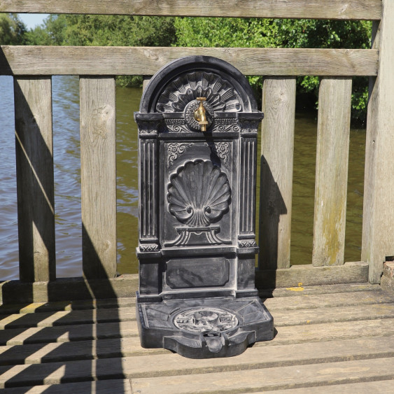 Fontaine "vintage" de jardin en résine noire blanchie et son robinet doré