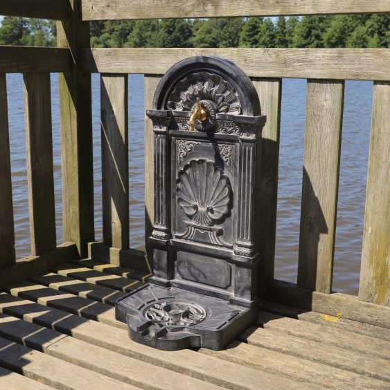 Fontaine "vintage" de jardin en résine noire blanchie et son robinet doré