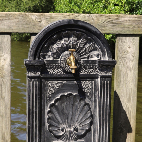 Fontaine "vintage" de jardin en résine noire blanchie et son robinet doré