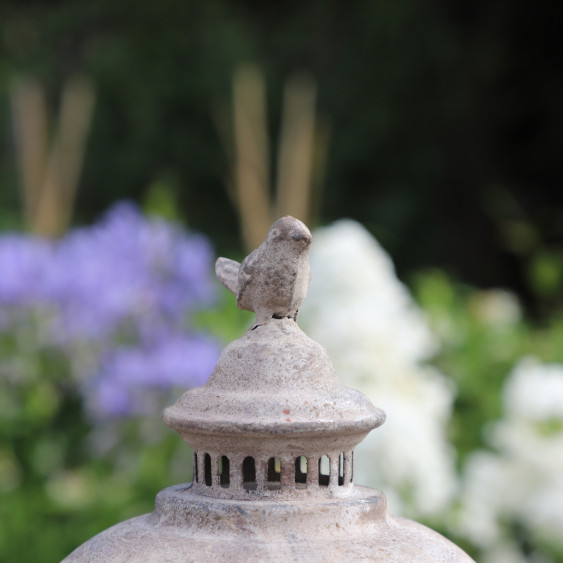 Mangeoire à oiseaux sur pic en métal vieilli