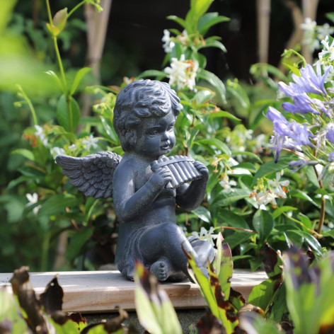 Statuette ange flûte en béton gris 18 x 15.5 x 24.5 cm