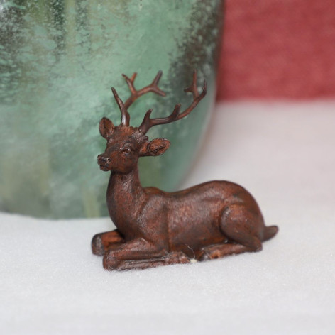 Figurine Cerf "couché" en résine marron