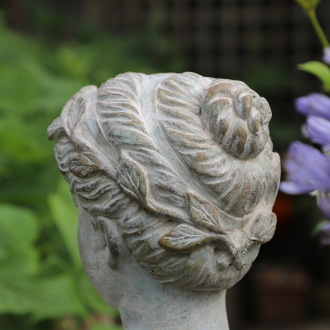 Statuette de femme en ciment gris bleuté Ø.16 x 22 cm