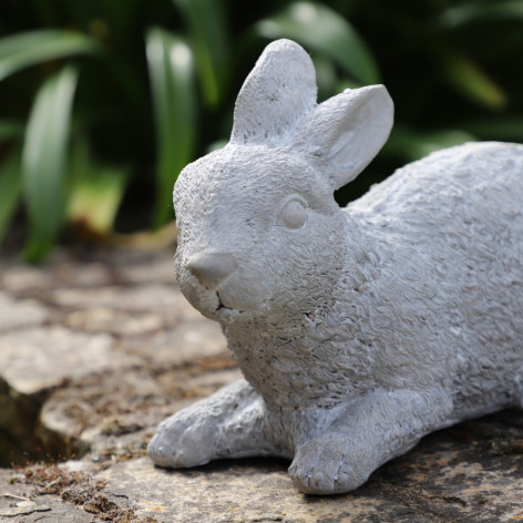 Lapin de jardin couché en béton gris 30 x 14 x 19 cm