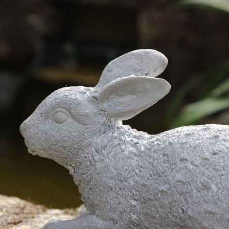 Lapin de jardin couché en béton gris 30 x 14 x 19 cm