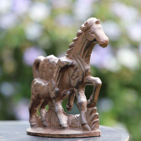 Figurine cheval en fonte marron 17 x 16 cm