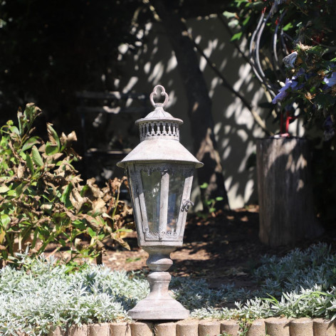 Lampadaire sur pied en métal gris vieilli et verre