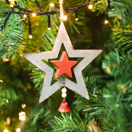 Ensemble d'un Sapin et d'une étoile en zinc gris et rouge à suspendre par une cordelette