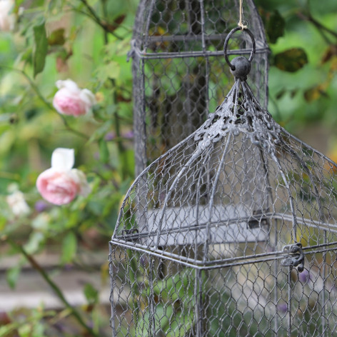 Cage à oiseaux bougeoir grillagée en métal gris 26 x 19 x 53 cm