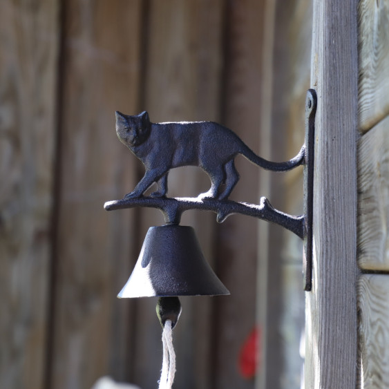 Cloche marron avec un chat