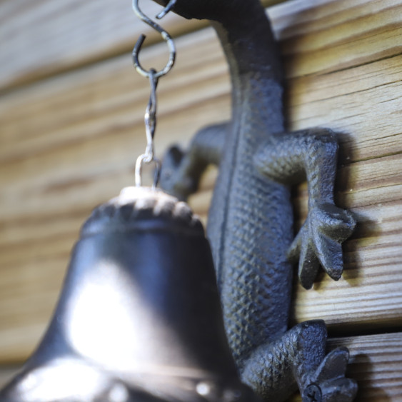 Cloche murale "Lézard" en fonte marron