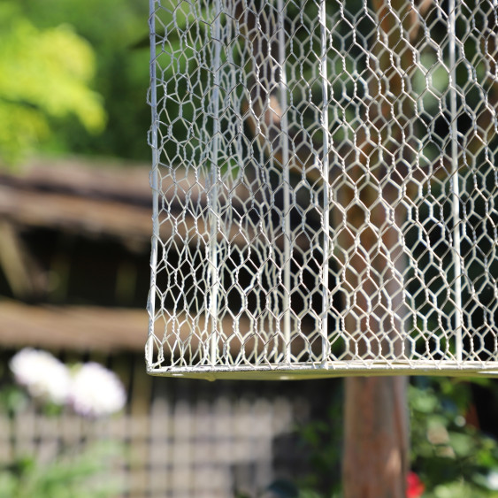 Cage à oiseaux bougeoir grillagée en métal blanc vieilli