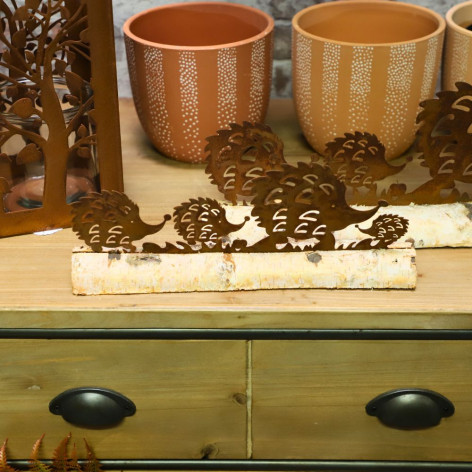 Scène de famille hérisson en métal rouillé et bois marron 40 x 14 cm